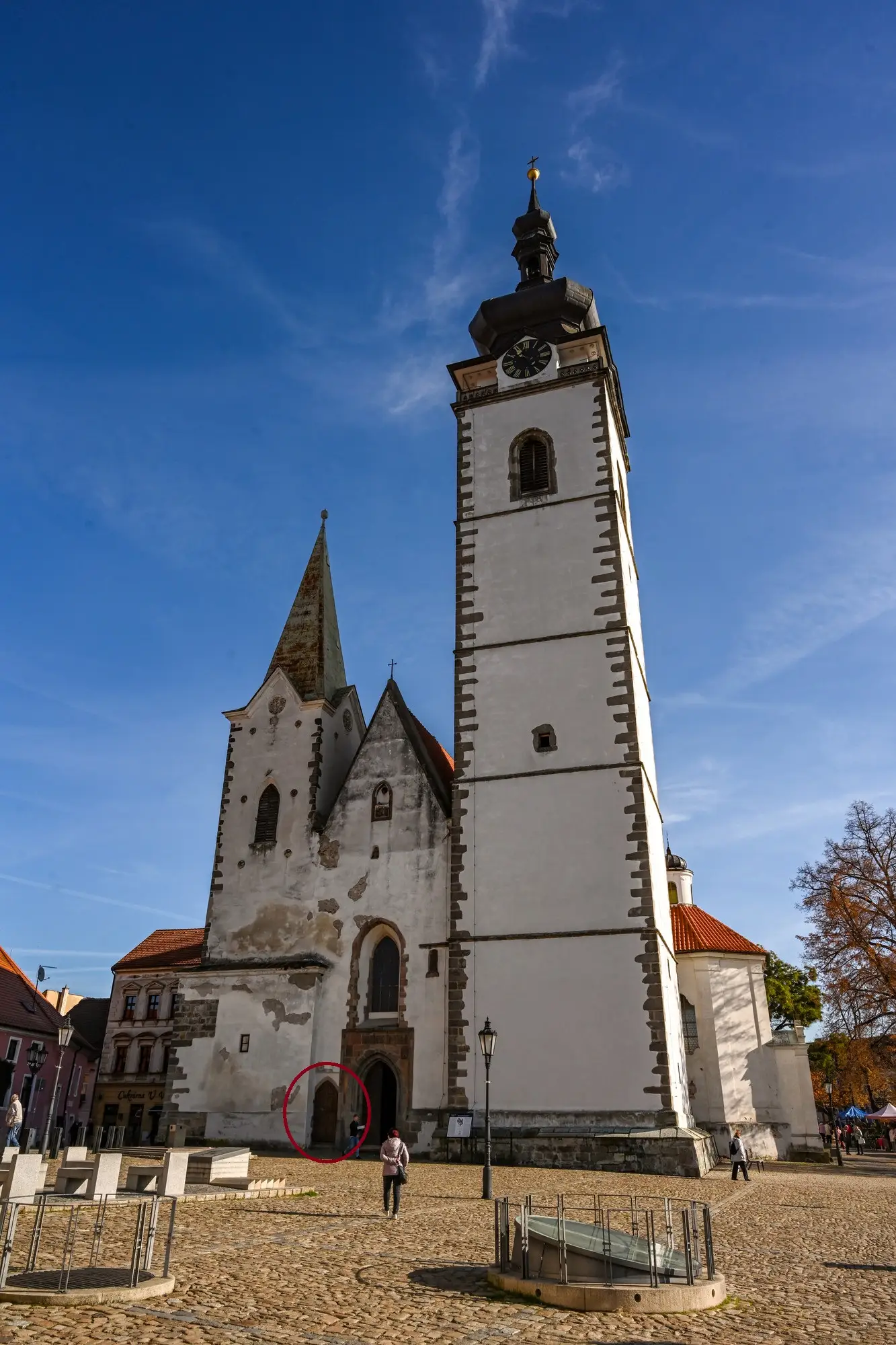 Děkanský kostel s vyznačením vstupu na věž